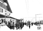 Ankunft eines Wintersportsonderzuges im Bahnhof Klais, der wie das Schild am Empfangsgebäude ausweist, damals mit 933 m Deutschlands höchste "Schnellzugstation" war. Wie Vergleichsfotos belegen, scheint der Titel öfter mal gewechselt zu haben (zwischenzeitlich war Klais auch mal Deutschlands höchster "Intercitybahnhof"). Heute befindet sich wieder die Originalinschrift an dem Gebäude als "Bayerns höchstgelegener Bahnhof". (01.1974) <i>Foto: Reinhold Palm</i>