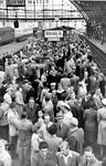 Hochbetrieb auf dem Bahnsteig 4b (heute Gleis 2/3) des Kölner Hauptbahnhofs. Leider hat der Fotograf nicht übermittelt, welcher Sonderzug hier erwartet wurde. (1951) <i>Foto: Below</i>