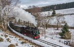 Die weihnachtlich geschmückte 99 1715 im Preßnitztal bei Schmalzgrube. (23.12.2017) <i>Foto: Joachim Schmidt</i>