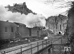 Ein Personenzug mit einer 93 verlässt den Bahnhof Altenahr in Richtung Remagen. Gleich geht es durch den damals noch in beiden Tunnelröhren befahrbaren Engelslay-Tunnel. Links oben trohnt die Burgruine Are aus dem 12. Jahrhundert. (1937) <i>Foto: Theo Felten</i>