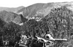 Blick auf die Ahrbrücken bei Altenahr mit der vermeintlichen 93 1201 vor P 2050 und Burgruine Are oben rechts.  (1925) <i>Foto: DLA Darmstadt (Bellingrodt)</i>