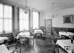 Blick in den neu gestalteten Wartesaal der 2. Klasse mit sauber gedeckten Tischen und verhaltenem Pflanzenschmuck im Bahnhof Köln-Mülheim. (1950) <i>Foto: Fischer</i>
