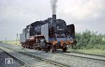 Im Spätsommer 1972 wurde die Güstener 37 1009 (24 009) durch den Verein Eisenbahn-Kurier aus Wuppertal von der Deutschen Reichsbahn erworben. Am 3. August wurde sie auf Herz und Nieren getestet. Mit dabei war Gerhard Moll, der auch dieses Bild bei Wegeleben schoss. (03.08.1972) <i>Foto: Gerhard Moll</i>