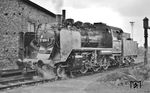 37 1009 wurde am 15. Mai 1928 als 24 009 beim Bw Neustettin in Dienst gestellt. In der Erkenntnis, dass sich die Dampflokzeit bei der DB dem Ende nähert, suchte der EK 1972 nach einer passenden Dampflok für Sonderfahrten. Der Erwerb von DB-Loks schied wegen des überalterenden Bestands (pr. P 8), wegen der Ersatzteilfrage bei neueren Bauarten (z.B. BR 82) oder wegen der überwiegend zahlenmäßig uninteressanten Baureihen (BR 41, 44, 50) aus. Man entschied sich für eine Lok der Baureihe 24, da diese mit 90 km/h sowohl auf Hauptstrecken als auch mit 15 t Achsdruck auf Nebenbahnen verkehren konnte und - da bereits bis 1966 komplett aus dem Bestand der DB ausgeschieden - eine durchaus attraktive Alternative darstellte. Die Wahl fiel auf 24 009, da diese noch am 31.12.1967 eine L4-Hauptuntersuchung erhalten hatte und beim Bw Güsten noch im Dienst stand. Der erste Kontakt mit der Lok fand Anfang August 1972 im Bw Güsten statt, wo sie sich mit der seit 1. Juni 1970 gültigen EDV-Nr. 37 1009-2 dem DB-Personal vorstellte.  (03.08.1972) <i>Foto: Gerhard Moll</i>