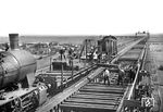 Den zunehmenden Achslasten musste 1935 der Oberbau der Rendsburger Hochbrücke an die gestiegenen Anforderungen angepasst werden. Im Bauzugdienst macht sich 57 1953 (Bw Kiel) auf der südlichen Rampe nützlich.  (1935) <i>Foto: Walter Hollnagel</i>