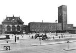 Der fertiggestellte erste Bauabschnitt des neuen Empfangsgebäudes von Düsseldorf Hbf nach einem Entwurf der Reichsbahndirektion Wuppertal mit ihren Architekten Krüger und Eduard Behne mit dem markanten Uhrenturm. Links der noch verbliebene Haupteingang des wilhelminischen Ursprungsgebäudes von 1891, das 1933 endgültig abgerissen wurde. (1932) <i>Foto: RBD Wuppertal (Eckler)</i>