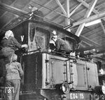 Eine weiblicher Reinigungstrupp sorgt in Handarbeit für eine glänzende E 04 15 im Bw Leipzig Hbf West. (20.01.1960) <i>Foto: Gerhard Illner</i>