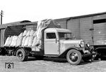 Umladung von Kartoffeln auf dem Güterbahnhof Düsseldorf-Lierenfeld in einem Ford-Lkw. (1937) <i>Foto: RBD Wuppertal (Eckler)</i>
