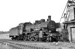Frisch bekohlt präsentiert sich 38 2918 am Kohlenbansen im Heimat-Bw Sangerhausen. Die 1921 von Vulcan in Stettin gebaute Lok war eine der letzten preußischen P 8 der Deutschen Reichsbahn. Am 30.05.1972 endete mit Fristablauf (L6) ihre Einsatzzeit.  (26.04.1971) <i>Foto: Gerhard Moll</i>