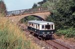 Den Dieseltriebwagen VT 1 (ex VT 135 069), von Busch in Bautzen 1937 gebaut, erwarb die Dampfbahn Fränkische Schweiz (DFS) im Jahr 1979 von der Regentalbahn AG. Im Herbst 1986 wurde das Fahrzeug vom Bayerischen Landesamt für Denkmalpflege in die Liste der beweglichen Denkmale aufgenommen. Zusammen mit dem Beiwagen VB 1 und VB 3 kam der Triebwagen dann zum Einsatz, wenn der Dampfzug auf der Museumsbahn pausierte. Hier ist der VT 1 noch in den Farben der Regentalbahn auf der DFS unterwegs. (09.08.1980) <i>Foto: Alfred Trabert</i>