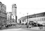 Das Bild vom Kölner Hauptbahnhof aus dem Jahr 1950 zeigt, dass der alte Bahnhof - entgegen immer wieder anders behaupteter Darstellungen - durchaus zu retten gewesen wäre. Einzig die Haltung der Stadtväter eine „autogerechter“ Stadt anzulegen, versperrte lange Zeit die Sicht auf die Erhaltung historischer Bausubstanz. 1953 wurde der hier gezeigte westliche Langbau durch ein "modernes" Gebäude mit Gepäckabfertigung und Hotel ersetzt. Das nur gering zerstörte alte Empfangsgebäude wurde schließlich 1955 abgerissen, einer der vorrangigen Gründe hierfür war die Wahrnehmung als "Symbol der preußischen Herrschaft". Sogar ein Abriss der Bahnsteighalle, ähnlich wie im Bahnhof Köln-Deutz, wurde erwogen. Nicht umsonst stellen viele Historiker heute fest, dass nach dem Krieg in deutschen Städten mehr Bausubstanz verloren ging als durch die Zerstörungen alliierter Luftangriffe. (1950) <i>Foto: Fischer</i>