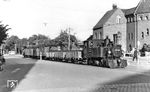 99 5621 (Vulcan 1902) fährt nach Verlassen des Ostbahnhofs mit dem GmP 9223 nach Barth über den Triebseer Damm in Stralsund und wird sogleich den Bahnhofsvorplatz queren (vgl. Bild-Nr. 10903). Die den Straßenverkehr stark behindernde Passage führte 1961 zur Einstellung des Betriebes auf diesem Streckenabschnitt. Ab 16. Juni 1961 begannen die Züge nicht mehr am Landesbahnhof, sondern in der 2,5 km entfernten Station Stadtwald.  (25.06.1960) <i>Foto: Günter Meyer</i>