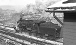Nachschuss auf 58 1246 im Tal der Zwickauer Mulde in Schlema, dessen Bahnhof völlig gerupft und zum Haltepunkt degradiert wurde. (02.1976) <i>Foto: Burkhard Wollny</i>