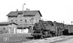Der Bahnhof Lößnitz diente als Wartestation für die ausgemusterten Auer Dampfloks auf dem Weg zum Schneidbrenner. Im Winter 1976 standen neben 86 769, eine G 12 und eine weitere 86er dort abgestellt. (02.1976) <i>Foto: Burkhard Wollny</i>