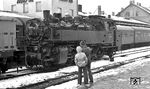 Jugendliche Bewunderer im Bahnhof Aue. (02.1976) <i>Foto: Burkhard Wollny</i>