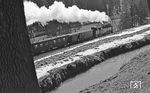 99 1771 auf dem Weg nach Kurort Oberwiesenthal bei Hammerunterwiesenthal. Die Grenze zur CSSR verläuft unmittelbar hinter dem Zug.  (02.1976) <i>Foto: Burkhard Wollny</i>