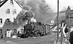 99 1771 räuchert durch Neudorf zwischen Cranzahl und Kretscham-Rothensehma. (02.1976) <i>Foto: Burkhard Wollny</i>