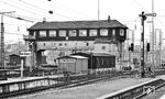 Das Stellwerk 2 des Stuttgarter Hbf wurde am 17 Oktober 1922 in Betrieb genommen. Es wurde als Brückenstellwerk erbaut und war das größte Stellwerk in Stuttgart Hbf. Stellwerk 2 war zuständig für die Bahnsteiggleise 7 bis 16 (Ferngleise), wobei das Bahnsteiggleis 7 zusammen mit dem Stw 1 genutzt wurde. In der Nacht vom 5./6. November 1977 war das Ende des Stellwerks gekommen und es ging außer Betrieb. Die Aufgaben übernahm das neue Zentralstellwerk "Sf" der Bauart Sp Dr L 60. Ende Februar 1979 wurde es abgebrochen. (02.1976) <i>Foto: Burkhard Wollny</i>