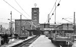 Blick auf den Südflügel des Stuttgarter Hauptbahnhofs mit dem charakteristischen Uhrenturm. Über den Sinn und Unsinn von Stuttgart 21 möchten wir hier nicht diskutieren. Nur soviel zur Erinnerung: Das 1997 preisgekrönte Konzept sah vor, für 350 Millionen DM (entspricht heute etwa 236 Millionen Euro) den Bahnhof unter die Erde zu verlegen, 2006 entfielen von geschätzten S21-Gesamtkosten von 2,8 Milliarden Euro fast 800 Millionen Euro auf den Hauptbahnhof, Anfang 2018 war man bei Gesamtkosten von 8,2 Mrd Euro angelangt, wovon rund 1 Milliarde auf den Bahnhofsumbau entfallen sollte. Da nicht vor 2030 Züge die neue Infrastruktur von Stuttgart 21 werden nutzen können, geht man nun von Gesamtkosten von mehr 10 Mrd Euro aus! (02.1976) <i>Foto: Burkhard Wollny</i>