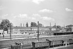 Der Bahnhof Rosenheim verknüpft als Eisenbahnknoten die Bahnstrecken nach Holzkirchen, Kufstein, Mühldorf, München und Salzburg miteinander. Für eine Umfahrung des Bahnhofes für Fahrten zwischen Salzburg und Innsbruck wurde 1982 die Rosenheimer Kurve gebaut. Der am 31. Oktober 1857 eröffnete Bahnhof erwies sich bereits in den 1870er Jahren als zu klein, sodass er am 19. April 1876 weiter in Richtung Westen verlegt werden musste. Bald entwickelte sich die Bahnstation zu einem internationalen Verkehrsknoten in Richtung Österreich und Italien. Der Bahnhof liegt nahe dem Stadtzentrum mit direktem Zugang zur Innenstadt. Täglich halten dort etwa 150 Regional- und Fernverkehrszüge. (29.05.1958) <i>Foto: Helmut Röth *</i>
