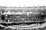 Fototermin mit 39 197 auf der Drehscheibe vor dem östlichen Ringlokschuppen ihrer Heimatdienststelle Bw Berlin Potsdamer Gbf. Erst 1933 vom benachbarten Bw Berlin Anhalter Bf übernommen, wurde sie schon im Mai 1935 an das Bw Dresden-Altstadt weitergereicht. Als 22 029 erlebte sie ab 1959 noch eine zweite Karriere.  (1934) <i>Foto: Slg. Gerhard Moll</i>