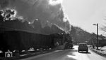 58 1246 kreuzt mit ihrem einsamen E-Wagen die Karlsbader Straße vor Erla. (02.1976) <i>Foto: Burkhard Wollny</i>