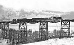 Das 36,5 m hohe und 236,5 m lange Gerüstpfeilerviadukt bei Markersbach wurde von 1887 bis 1889 unter Leitung des Geheimen Regierungsrats Claus Koepcke und des Ingenieurs Hans Manfred Krüger errichtet, um ein Seitental der Großen Mittweida zu überqueren. Die Leichtbau-Stahlkonstruktion umfasst acht trapezförmige Gerüstpfeiler und neun Öffnungen, vier zu 20 m, drei zu 12,5 m und zwei zu 25 m. Das Brückengewicht beläuft sich auf 534 Tonnen. In ihrem Aussehen ist die Brücke an amerikanische Vorbilder angelehnt. Die Gleise liegen auf Fachwerkträgern mit gebogenem Untergurt und werden von diagonal verspannten Stahlfachwerk-Gerüststützen getragen. Hergestellt wurde die Brücke in der Königin-Marien-Hütte in Cainsdorf. Auf Grund ihres Aussehens wurde sie von der Bevölkerung Streichholzbrücke getauft. Im bautechnischen Sprachgebrauch wird sie als Fischbauchträgerbrücke bezeichnet.  (02.1976) <i>Foto: Burkhard Wollny</i>