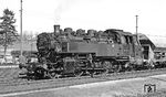 86 1245 macht in Zwönitz eine kurze Pause. Die Lok wurde am 10.03.1936 - gebaut von Schichau in Elbing - fabrikneu dem Bw Rostock übergeben. Am 26.09.1977 wurde sie beim Bw Aue z-gestellt, die Ausmusterung erfolgte erst am 19.02.1980. (02.1976) <i>Foto: Burkhard Wollny</i>