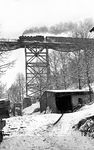 86 1411 mit einem Personenzug von Aue nach Annaberg auf dem Markersbacher Viadukt. (02.1976) <i>Foto: Burkhard Wollny</i>