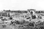 Im August 1953 erfolgten die ersten Teilsprengungen des alten Lehrter Fernbahnhofs, nachdem am 28. August 1951 der letzte Zug den Bahnhof verlassen hatte. Am 9. Juli 1957 begann die endgültige Abtragung der Ruine, am 22. April 1958 wurde das Hauptportal gesprengt. Der Bauschutt diente zur Herstellung von Ziegelsplitt für den Wiederaufbau der Stadt. Die Abrissarbeiten erwiesen sich als schwierig und zogen sich bis in den Sommer 1959 hin, da die nahegelegene Bahnhofshalle des Lehrter Stadtbahnhofs und das Stadtbahnviadukt nicht beschädigt werden durften. Das Bild zeigt den Bahnhof unmittelbar vor der ersten Teilsprengung. Über den Zustand des Bahnhofs im Jahr 1945 geben die Bilder von Walter Hollnagel (vgl. Bild-Nrn. 1715, 1716 und 7329 bis 7334) detailliert Aufschluss. (09.07.1957) <i>Foto: Walter Hollnagel</i>