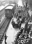 Seit 1909 fanden in Bitterfeld Fahrten mit Freiballons statt. Im Jahr des 25-jährigen Vereinsjubiläums starteten Dr. Schrenk und Viktor Masuch zu einer wissenschaftlichen Höhenfahrt, die am 13. Mai 1934 mit dem Ballon "Bartsch von Sigsfeld" in Bitterfeld begann, aber tragisch endete. Die Wissenschaftler erstickten vermutlich in 10.000m Höhe und waren bei der Landung in Sebesh nahe Dünaburg (Rußland) nach ca. 15 stündiger führerloser Fahrt bereits tot. Das Bild zeigt die Ankunft der verunglückten Ballonfahrer in Berlin Schlesischer Bahnhof. (05.1934) <i>Foto: RVM</i>