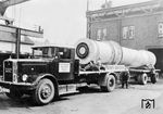 Ein Spezialtransport der Fa. Seebacher aus Lautenbach im Renchtal im Auftrag der Reichsbahn im Eisenwerk Kaiserslautern. Bis in die Mitte des 20. Jahrhunderts hinein lag der Tätigkeitsschwerpunkt der Eisenwerke Kaiserslautern bei Eisen- und Stahlkonstruktionen für die Bauindustrie, den Brücken- und Straßenbau, sowie bei Gussöfen und Heizungssystemen.  (1937) <i>Foto: RVM</i>