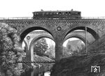 Im Sommer 1927 befährt der VT 761 den Alleviadukt im ostpreußischen Allenstein, im Hintergrund die Deutschordensburg aus dem 13. Jahrhundert. Der damals probeweise in Allenstein stationierte 4-achsige WUMAG-Triebwagen besaß anfangs nur zwei Kühleraufbauten. Nach der endgültigen Abnahme im November 1927 wurde er der Rbd Trier zugeteilt. 1947 in VT 66 904 umgezeichnet, verkaufte die DB das Fahrzeug nach der Ausmusterung 1956 an die Buxtehude-Harsefelder Eisenbahn.  (1927) <i>Foto: RVM</i>