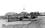 Im Zuge der eingleisigen Nebenbahn von Velgast über Barth nach Prerow, auch als Darßbahn an der pommerschen Ostseeküste bekannt, verbindet die Meiningenbrücke die Halbinsel Zingst mit dem Festland bei Bresewitz. Die stählerne Fachwerkträgerbrücke besteht aus einer Strombrücke mit einer Länge von 61,60 Metern, aus 14 einzelnen rund 26 Meter langen Vorflutbrücken und einer Drehbrücke mit einer Länge von 43,70 Metern. Die Brücke hat eine Gesamtlänge von rund 470 Metern. Hier überquert 78 519 (Bw Stralsund) vor P 292 die Brücke.  (25.06.1932) <i>Foto: DLA Darmstadt (Bellingrodt)</i>