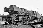 Die größte Anhäufung von Loks der Baureihe 41 in der DDR hatte das Bw Magdeburg mit zeitweise über 30 Maschinen. Westdeutschen Eisenbahnfreunden waren die Loks bestens durch ihre Bespannung von Schnellzügen nach Helmstedt vertraut. Gerhard Moll traf die Magdeburger 41 053 auf der Drehscheibe im Bw Helmstedt an. (04.06.1968) <i>Foto: Gerhard Moll</i>