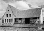 Durch die Frontnähe zur Ardennenoffensive wurde die Oleftalbahn im Kriegsjahr 1945 stark beschädigt, vor allem die Bahnhöfe wurden in Mitleidenschaft gezogen. Erst 1948 konnte die Strecke wieder in Betrieb genommen werden. In den Jahren 1949 bis 1951 erhielten die beschädigten Bahnhöfe Kall, Gemünd, Schleiden (Eifel) und Blumenthal (Eifel) neue Empfangsgebäude. Das Foto zeigt den Neubau des Bahnhofs Blumenthal (Eifel), dem letzten Halt vor Hellenthal. (1952) <i>Foto: Fischer</i>