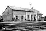 Das wiederaufgebaute Empfangsgebäude des Bahnhofs Kall in der Eifel, der an der Eifelstrecke (Kalscheuren - Ehrang) sowie am Beginn der Oleftalbahn nach Hellenthal liegt. Gut zu erkennen ist noch der in den Wiederaufbau integrierte Rest des Ursprungsgebäudes. (1950) <i>Foto: Fischer</i>