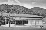 Das ursprüngliche Empfangsgebäude von Lambrecht (Pfalz) war ein Sandsteingebäude mit zwei Geschossen. Es entsprach vom Baustil her demjenigen, der in der Pfalz vor allem in der zweiten Hälfte des 19. Jahrhunderts bei Bahnhöfen üblich war. Im Zweiten Weltkrieg fiel es einer Brandstiftung zum Opfer. Das heutige Empfangsgebäude (Foto) wurde 1957 fertiggestellt, befindet sich an der Stelle seines Vorgängers und ist kleiner als dieses ausgeführt. Im Erdgeschoss fand der Verkauf von Fahrkarten sowie die Abfertigung von Expressgut und Gepäck statt. Der Haupteingang befand sich genau wie der Warteraum in der Mitte des Stockwerks. Im östlichen Flügel befand sich eine Gaststätte samt Nebenräumen. Der obere Stock beherbergte Verwaltungsräume und das Büro des Bahnhofsvorstehers.  (1957) <i>Foto: H.G. Firmenich</i>