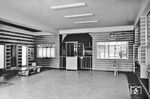Blick in die modernisierte Bahnhofshalle von Mainz-Mombach (vgl. auch Bild-Nrn. 34136 und 34137) mit Empfangs- und Schalterhalle. (1958) <i>Foto: H.G. Firmenich</i>