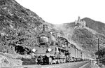 17 100 (Bw Wiesbaden) vor D 163 auf der rechten Rheinstrecke unterhalb der Burg Katz nahe der Ortschaft Wellmich - auch heute noch eine beliebte Fotostelle. (1927) <i>Foto: DLA Darmstadt (Maey)</i>