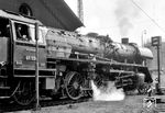 Die Erfurter 41 130 macht sich in Bebra bereit, einen "Interzonenzug" Richtung Osten zu übenehmen. (26.03.1964) <i>Foto: Gerhard Moll</i>