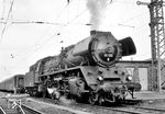41 130 übernimmt im Bahnhof Bebra ihren Zug. (26.03.1964) <i>Foto: Gerhard Moll</i>