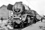 Die Bremsprobe im Bahnhof Bebra ist abgeschlossen, der Zugführer fertigt gerade den Bremszettel aus, die Schiebelok am Schluss des Zuges kachelt auch schon ordentlich ein. (26.03.1964) <i>Foto: Gerhard Moll</i>