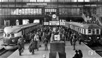 Am Bahnsteig 3 im Hamburger Hauptbahnhof stehen sich zwei Triebwagen-Einzelstücke gegenüber: Links der Schnelltriebwagen 877 a/b der Deutschen Reichsbahn (Bw Berlin Leb), der in Kürze ohne Halt nach Berlin fahren wird. Rechts der Triebwagen DT 2000 der Lübeck-Büchener Eisenbahn, der mit dem Steuerwagen Nr. 2100 stets eine feste Einheit bildete und ohne Halt bis Lübeck fahren wird.  (1935) <i>Foto: RVM (Thieme)</i>