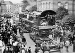 Die festlich geschmückte 03 283 fährt auf dem Weg zur Ausstellung "100 Jahre Staatsbahn - Land zwischen Harz und Heide" durch die Straßen Braunschweigs. Die Ausstellung dauerte vom 19. August bis 04. September 1938. (14.08.1938) <i>Foto: RVM</i>