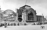 Das Bild zeigt den Zustand des Kieler Hauptbahnhofs aus Jahr 1899 fünf Jahre nach Kriegsende. Von seiner einstigen Pracht ist nicht mehr viel übrig geblieben, insbesondere auf der Ostseite des Empfangsgebäudes ist die ehemalige Kaisertreppe mit seiner geschwungenen Auffahrt, über die auf kürzestem Weg das Hafenbecken mit dem Anleger für die kaiserliche Jacht erreicht werden konnte, unter den Schuttmassen verschwunden. Erst am 2. Oktober 1927 erhielt der Bahnhof, der bis dahin nur "Kiel" hieß, die Bezeichnung "Kiel Hbf". Am 26. August 1944 wurden u.a. der Hauptbahnhof und die angrenzenden Prachtbauten während eines Luftangriffes mit 800 Maschinen zwischen 22.55 und 23.20 Uhr mit rund 300 Luftminen, 1.000 Spreng- und 100.000 Brandbomben zerstört. Ab 1950 wurde der Bahnhof in vereinfachter Form wiederaufgebaut. (1950) <i>Foto: Walter Hollnagel</i>