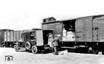 Umladung von Luftfrachtgütern von der Reichsbahn in einen Lieferwagen der Lufthansa in Berlin. In den 1920er Jahre bot das dichte Netz der Reichsbahn dem Flugbetrieb noch Paroli. Der Nachtpost- und Frachtverkehr der Bahn war unschlagbar, auch weil Flugzeuge in der Nacht noch nicht fliegen konnten. Viele Beförderungsstrecken waren auch so kurz, dass Flugzeuge mit ihren Geschwindigkeiten von 120–140 km/h sich keine entscheidenden Vorteile verschaffen konnten. Aber schon am 13.08.1927 gründeten die Lufthansa und die Reichsbahn einen gemeinschaftlichen Betrieb eines Flug-Eisenbahnverkehrs ("Flei-Verkehr"), wo Güter im kombinierten Bahn-/Lufttransport speditiert werden konnten. Mit Beginn des Sommerfahrplanes im April 1928 bot die Lufthansa einen Luftfrachtspezialdienst auf den Strecken Berlin—Hannover—Essen—Köln—London, Rückflug via via Amsterdam—Hannover und Berlin—Essen—Köln—Paris an. Die Lufthansa beflog damit ein Frachtstreckennetz von 3.855 km. Aus heutiger Sicht hat kein anderer Verkehrsträger in den letzten 40 Jahren so hohe Zuwachsraten bei Transportleistungen erzielt wie das Frachtflugzeug. Einer der Gründe dafür ist, dass die Arbeitsteilung in der Weltwirtschaft intensiver geworden ist und der Anteil hochwertiger Güter am Außenhandel angestiegen ist.  (1938) <i>Foto: RVM</i>