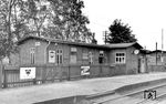 Das alte Empfangsgebäude von Radbruch zwischen Winsen (Luhe) und Lüneburg aus dem 19. Jahrhundert überlebte zwar den Krieg unbeschadet, passte aber nicht mehr in die Aufbruchstimmung der jungen Bundesbahn. Kurz vor seinem Abriss dokumentierte Walter Hollnagel noch das alte Gebäude. (1949) <i>Foto: Walter Hollnagel</i>