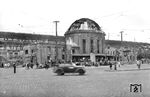Der Bahnhof Köln Messe/Deutz entwickelte sich ab 1845 aus mehreren Vorläufer-Konstrukten und wurde in seiner Grundstruktur am 11. November 1913 eröffnet. Er ersetzte nach und nach die vier Personen-Bahnhöfe der konkurrierenden Bahngesellschaften Köln-Mindener Eisenbahn-Gesellschaft (CME) und Bergisch-Märkische Eisenbahn-Gesellschaft (BME). Das Bild zeigt den Blick auf den kriegszerstörten Eingangsbereich am Otto-Platz. Im Hintergrund ist das Stahlgerippe der ausgebrannten Halle zu erkennen.  (1946) <i>Foto: RBD Köln</i>