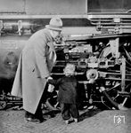 Offenkundig gab es auch in den 1930er Jahren schon interessierte Mädchen, die wie der Vater der Faszination einer Dampflok (anhand des Fabrikschildes konnte 01 102 identifiziert werden) nicht entgehen konnten. Immerhin gab es ausgerechnet in den 1930er Jahren eine positive Entwicklung im Schulsysten, nämlich die Einführung des Oberlyzeums für Mädchen. Jene Schulform führte bis zum Abitur und sollte auch Mädchen eine umfassende Ausbildung ermöglichen. Nicht wegzudiskutieren ist bis heute allerdings die besondere Situation der Frauen zwischen Haushalt, Familie, Kindern, Partner, Beruf und Selbstverwirklichung. Solche Doppelt- und Mehrfachbelastungen stellen oft ein großes Hindernis bei der beruflichen Tätigkeiten, Weiterbildung und dem Verwirklichen von Karrierechancen dar; da hilft auch das aus den Bereichen Mathematik, Informatik, Naturwissenschaft und Technik geförderte "MINT"-Projekt der Bundesregierung für Mädchen nicht viel weiter. (1936) <i>Foto: RVM</i>